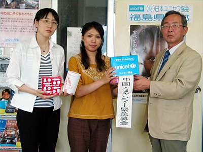 (左から)佐藤一好事務局長、赤間利晴会長、根本専務理事、菅田事務局長