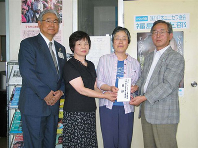 (左から)室屋等専務理事、池田親子理事、丹治洋子ユニセフ委員長と菅田俊雄事務局長