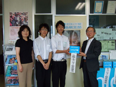 (左から)氏家先生、安田君、松本君、菅田事務局長