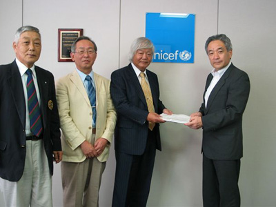 右から、速水研専務理事、花田勗会長、菅田俊雄常務理事、工藤信行専務理事