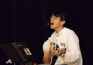 オリジナル曲「還ろう」を熱唱する桑山さん