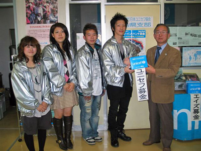 (左から)舟山幸江さん(会計監査)、小野沙織さん(副実行委員長)、本宮孝太郎君(実行委員長)、佐藤裕太君(学友会会長)、菅田俊雄事務局長