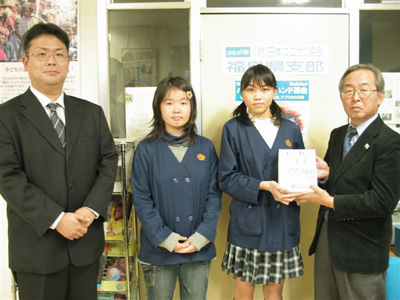 (左から) 岡村賢一先生、斉藤優里奈さん、遊佐歩央さん、菅田俊雄事務局長