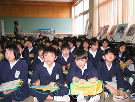 授業を熱心に受ける生徒さん