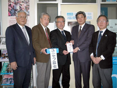 (左から)半沢憲一様、武山英明様、安斎忠作様、羽田常務理事、菅田事務局長