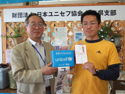 佐藤勝則副代表(右)と菅田広報担当