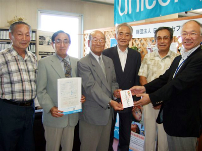 (左から)高退連:須田安夫事務局次長、大倉冬樹事務局長、水野正男会長、荒木香副会長、伊藤鉄次副会長 ユニセフ:佐藤一夫常務理事