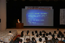 岸麻衣子さんは重いテーマを分かりやすくお話されました。