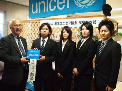 写真(左から)佐藤一夫常務理事、矢尻哲也さん(学友会会長)、渡邊由紀さん(学友会広報担当)、大槻美穂さん(食物栄養科幹事長)、櫻井裕さん(学友会運動担当)