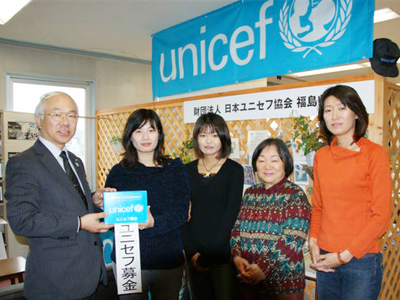 (左から)佐藤一夫常務、蔡小煦さん、菅野愛さん、布田節子さん、石山純恵さん