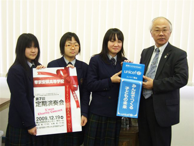 (左から) 阿部真菜美さん、芳賀由希歩さん、小林舞衣さん、佐藤一夫常務理事