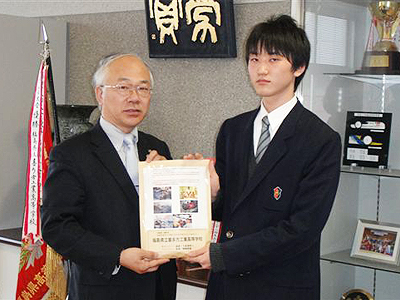 (左から)佐藤一夫常務理事、篠竹哲也会長(2年)