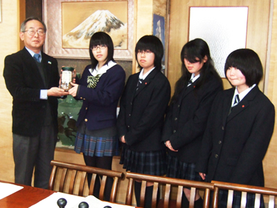 (左から)菅田俊雄広報担当、関根宏美さん、鈴木麻友美さん、佐藤美沙紀さん、相楽麻衣さん