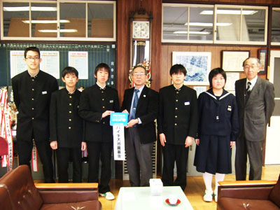(左から)鈴木君、渡辺君、宮田君、菅田担当、吾妻君、澁谷さん、溝井校長