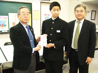 (左から)菅田担当、齋藤君、箭内校長