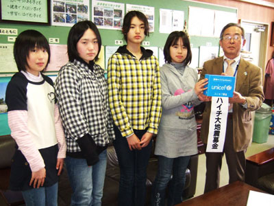 (左から)鈴木さん、若林さん、羽染さん、中島さん、菅田担当
