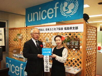 (左から)佐藤一夫常務理事、奥居洋子さん