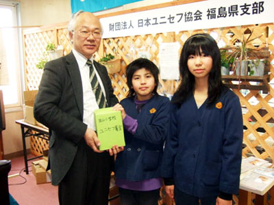 (左から)佐藤常務、斉藤護君、片平なつみさん