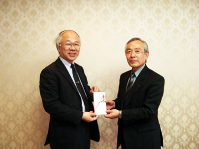 募金目録を贈呈される今野正巳事務局長(右)と受ける佐藤常務理事(左)