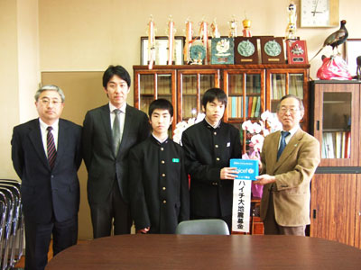 (左から)増子清蔵教頭、顧問・佐藤友行先生、春日悠人君、佐々木拓哉君、菅田担当