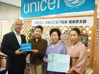 (左から)佐藤常務理事、信夫絹左様、一花美月様、紅景陽無様