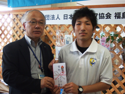 西山英夫副代表(右)と佐藤一夫常務理事