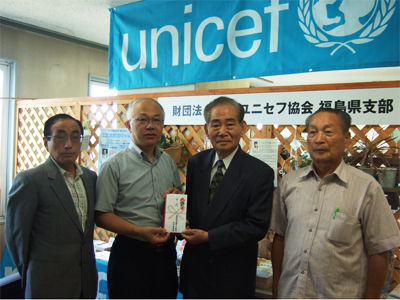 写真(左から)大倉冬樹事務局長、佐藤一夫常務理事、荒木香会長、須田安夫事務局次長