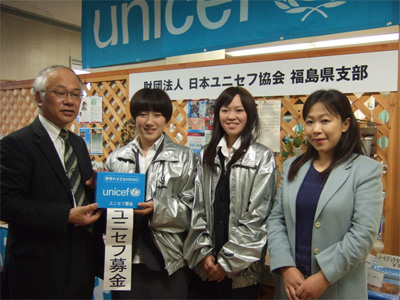 写真(左から)佐藤一夫常務理事、小野田咲さん、鴫原明美さん、渡辺あゆ美さん