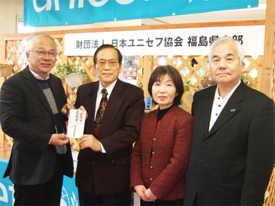 写真(左から)佐藤常務、菅野会長、武田会計担当、愛澤事務局長